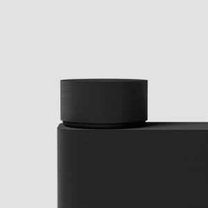Forma Trio case for three pre-rolls in Graphite, close-up of the cap and seal